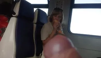 Dos pendejos servipono una polla