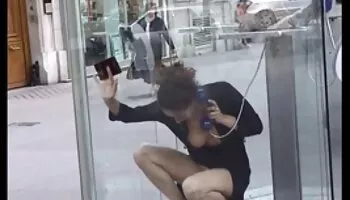 Ladyboy adolescente xxx trios con tetas redondas chupa sus labios en una polla enorme