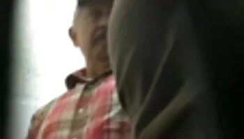 Hijastra atrapada robando dinero para huevos de Pascua negras xxx