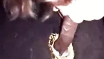 Adolescente xxx zorras chupa una polla enorme en público
