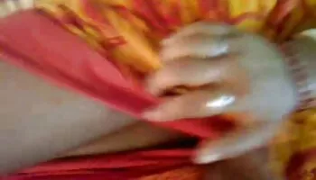 Dos chicos bisexuales follan en un xxx culo trío pervertido con la jovencita morena Eveline Dellai