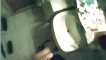 Yuri Sato xnxx hermana soporta un duro show porno de juguetes en la cámara