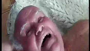 La sexy joven Mia Ferrari videos pirno gratis lo hace estirar su culo y su coño