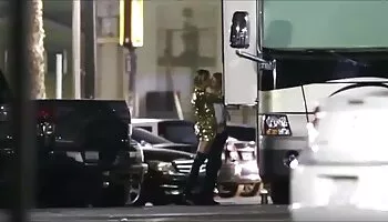 Nena delgada hace follan desaparecer una polla en su coño