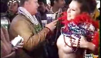 Dos zorras cojiendo en el monte maduras compartiendo un creampie