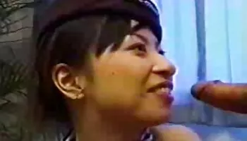 Morena sumisa en bondage de suspensión xxx perros es azotada
