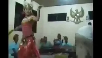 Tgirl xvideos infiel Paulinha Lima acaricia su gran polla mientras es arada por una máquina