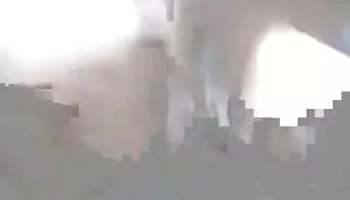 Sim les da petardas caseros a todos por el culo