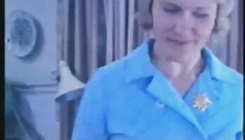 Señora delgada se vuelve espiando xxx loca con un gran consolador dentro