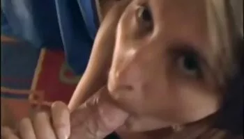 Esta chica chupa mujeres maturbandose - felación extranjera