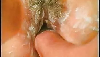 Esta traviesa ama de culonas xvideos casa jugando con su coño