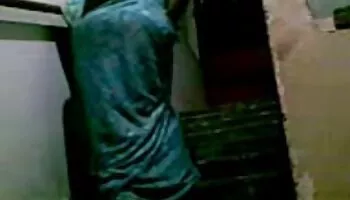 Use el juguete sexual WETVIBE xxx anal para mojar su coño peludo y seco